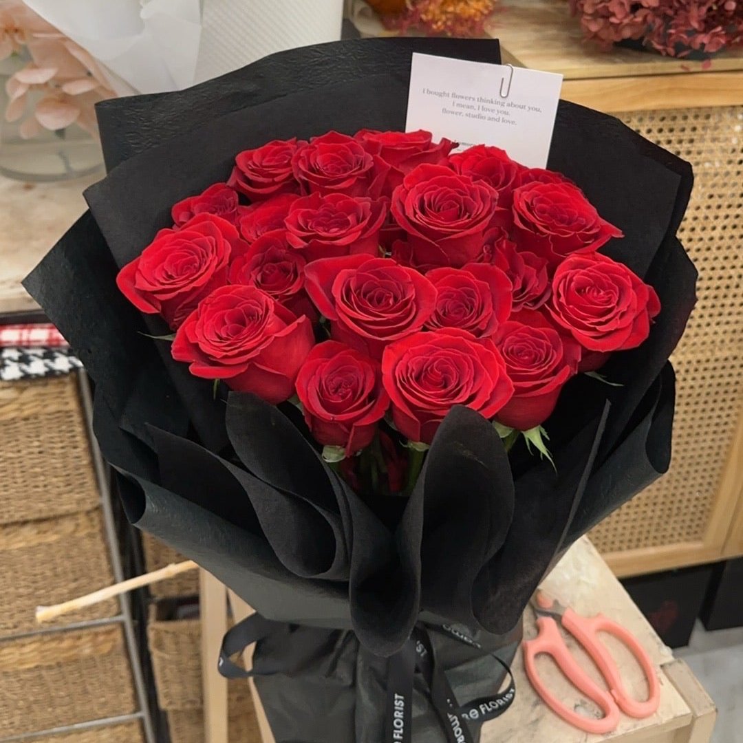 21 Stems Red Rose Bouquet - Black Wrapping – Lamore Florist